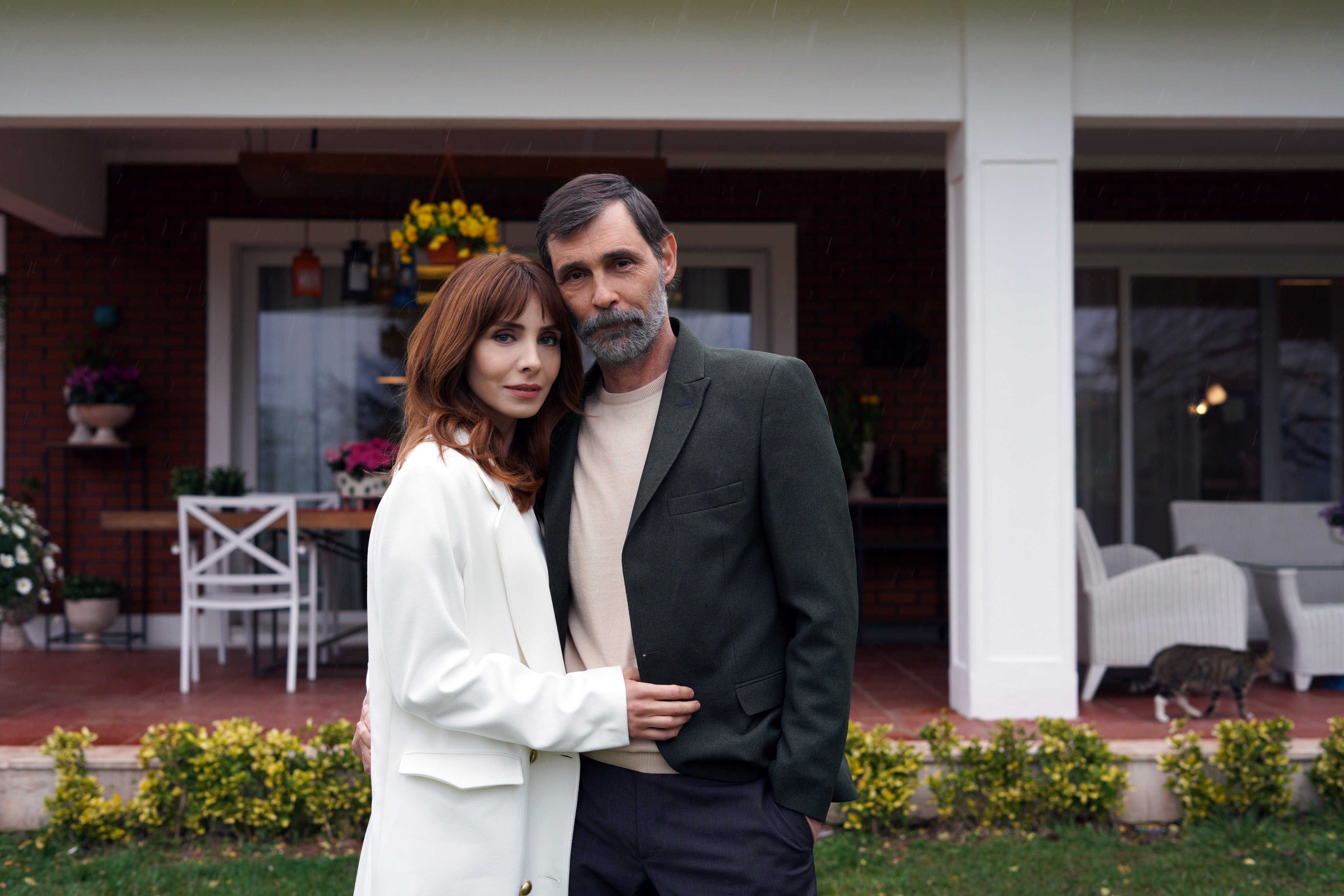 бумажный дом сериал 2021. бумажный дом турецкий сериал. бумажный дом сериал 2021. чужая турецкий сериал 2021. хелин кандемир дом.