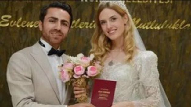 Öyle Bir Geçer Zaman Ki’nin Karolin’i  Wilma Elles, Avukat Mehmet Şah Çelik İle evlendi